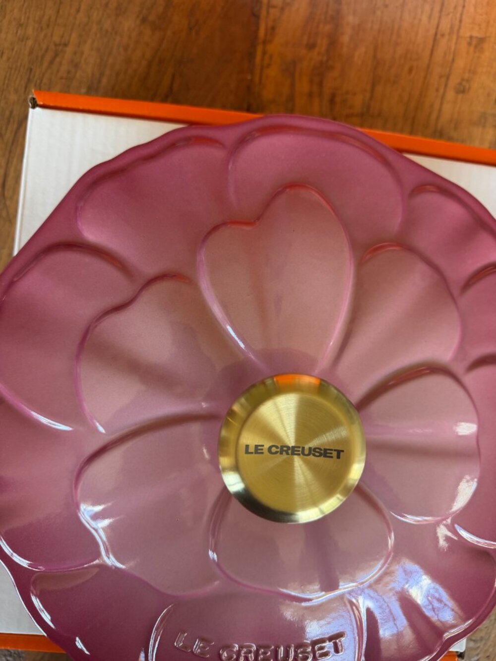 Le Creuset Signature Cast Iron Petal Shallow Casserole 2.25 qt Berry Pink 26 NEW - Picture 11 of 16